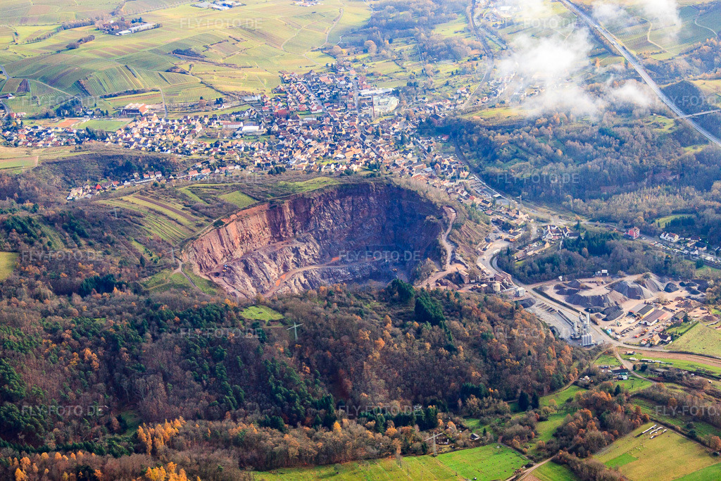 Luftbild: Steinbruch Albersweiler der Basalt-Actien-Gesellschaft unter Wolken in Albersweiler im Bundesland Rheinland-Pfalz in Deutschland. Foto: IMG_61229.jpg vom 30.11.2013 durch Werner Riehm/FLY-FOTO.deBaustoffe aus Naturstein | Asphalt - BVG Kirn