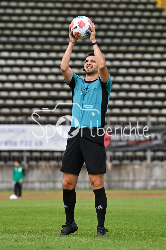 FC Augsburg II - FC Bayern Amateure | faengt einen Ball - Schiedsrichter Maximilian ZIEGLER / Einzelfoto / Freisteller / Regionalliga Bayern: FC Augsburg II - FC Bayern Muenchen II, Rosenaustadion am 25.07.2025