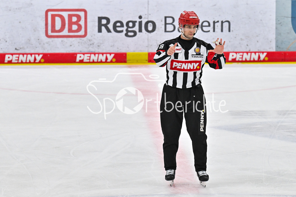 ERC Ingolstadt - Eisbären Berlin | INGOLSTADT, GERMANY - 18. DECEMBER: Hauptschiedsrichter Sean MacFARLANE zeigt eine Strafe an - zu viele Spieler auf dem Eis - während dem Match zwischen dem ERC Ingolstadt und den Eisbären Berlin am 29. Spieltag der Penny DEL in der Saturn Arena