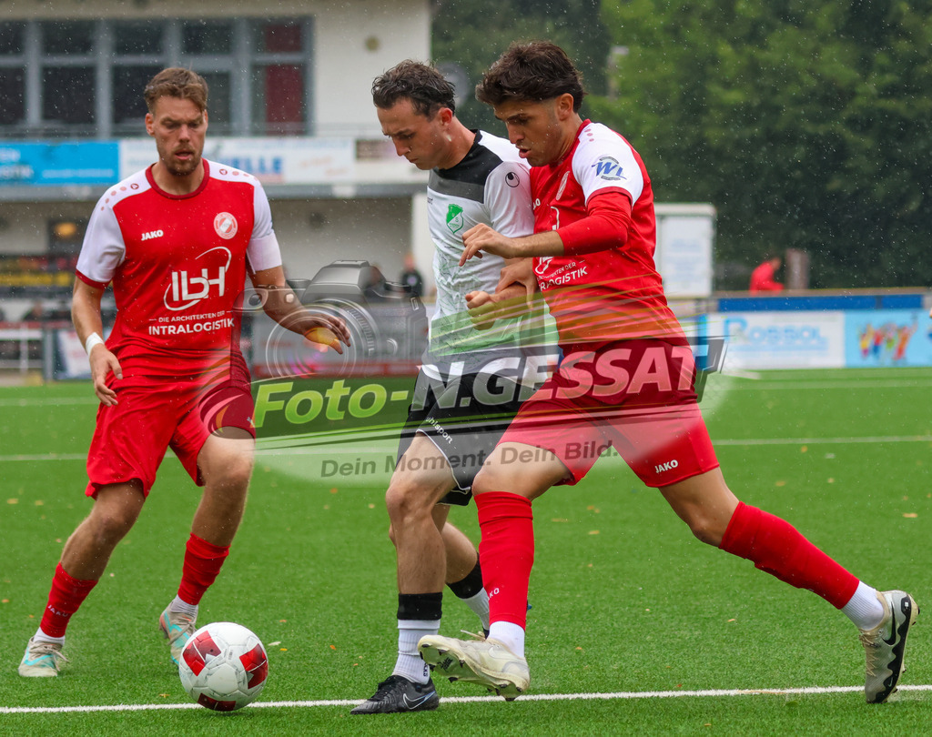 FC RW Kirchlengern - Post TSV Detmold | Auf dem Bild zu sehen: Rot FC RW Kirchlengern v.l.: Jarno Kassebaum, Altan Dincdemir ; weiß TuS Ahmsen: Louis SchröderFC RW Kirchlengern, TuS Ahmsen, Saison 26/27, Testspiel, Deutschland - Realisiert mit Pictrs.com