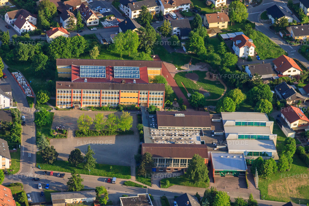 Luftbild: Mannabergschule und Kulturhalle in Rauenberg im Bundesland Baden-Württemberg in Deutschland.Foto: IMG_27756.jpg vom 24.05.2010 durch Werner Riehm/FLY-FOTO.deMannabergschule RauenbergLogo der Hirsch & Wölfl GmbH