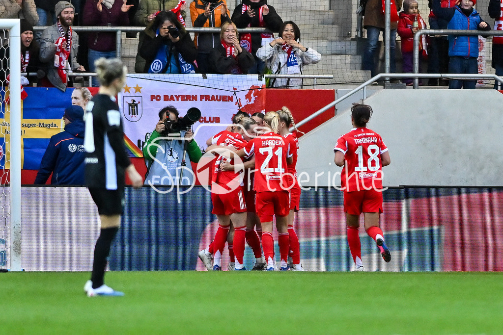 FC Bayern München - VfL Wolfsburg | MUNICH, GERMANY - 22. FEBRUARY: Jubel der Bayern Frauen nach dem Treffer zum 2-1 durch Jovana DAMNJANOVIC (FC Bayern Munich 9) während dem Spiel zwischen den Frauen des FC Bayern München und den Frauen des VfL Wolfsburg am 19. Spieltag der Google Pixel Frauen-Bundesliga am FC Bayern Campus