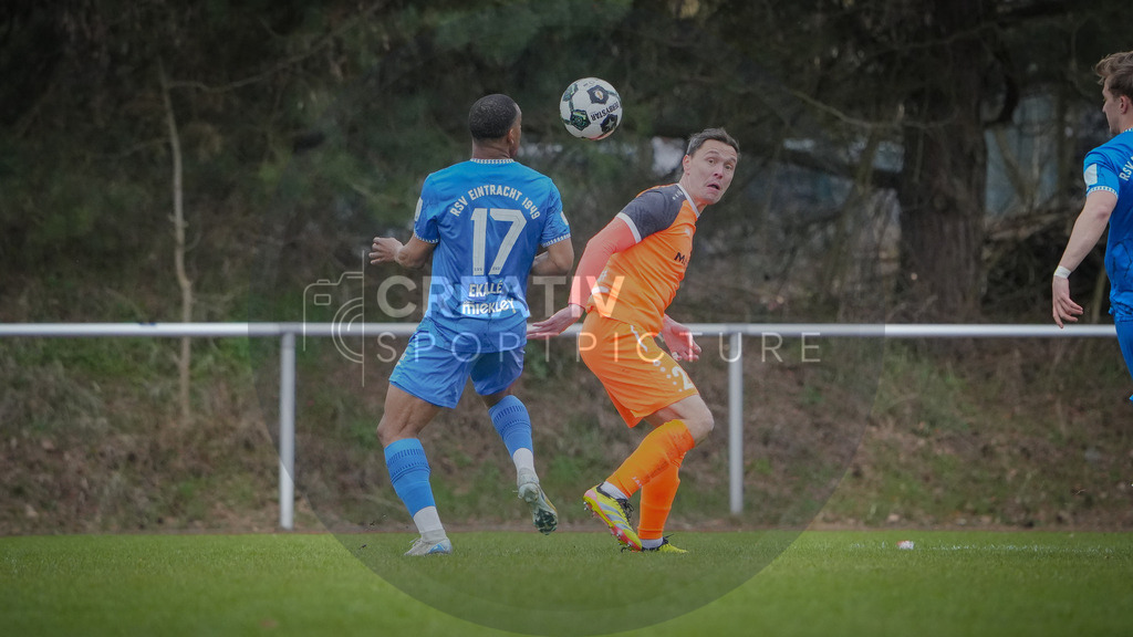 Fußball, Herren, Saison 2025/2026, Landespokal Brandenburg, Halbfinale, RSV Eintracht 1949 vs. VfB 1921 Krieschow, Samstag 28.03.2026, Sportplatz-Heinrich-Zille-Straße | Fußball, Herren, Saison 2025/2026, Landespokal Brandenburg, Halbfinale, RSV Eintracht 1949 vs. VfB 1921 Krieschow, Samstag 28.03.2026, Sportplatz-Heinrich-Zille-Straße, Im Bild: Artuhr Ekale (l. RSV) und Alexander Bittroff (r. VfB) - Realisiert mit Pictrs.com