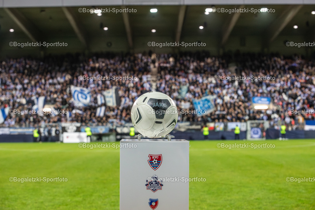 Ballpodest | 15.10.2025, Fußball, Niederrheinpokal, 3.Runde, KFC Uerdingen - MSV Duisburg: Der Spielball auf dem Ballpodest kurz vor dem Einlaufen - Realisiert mit Pictrs.com