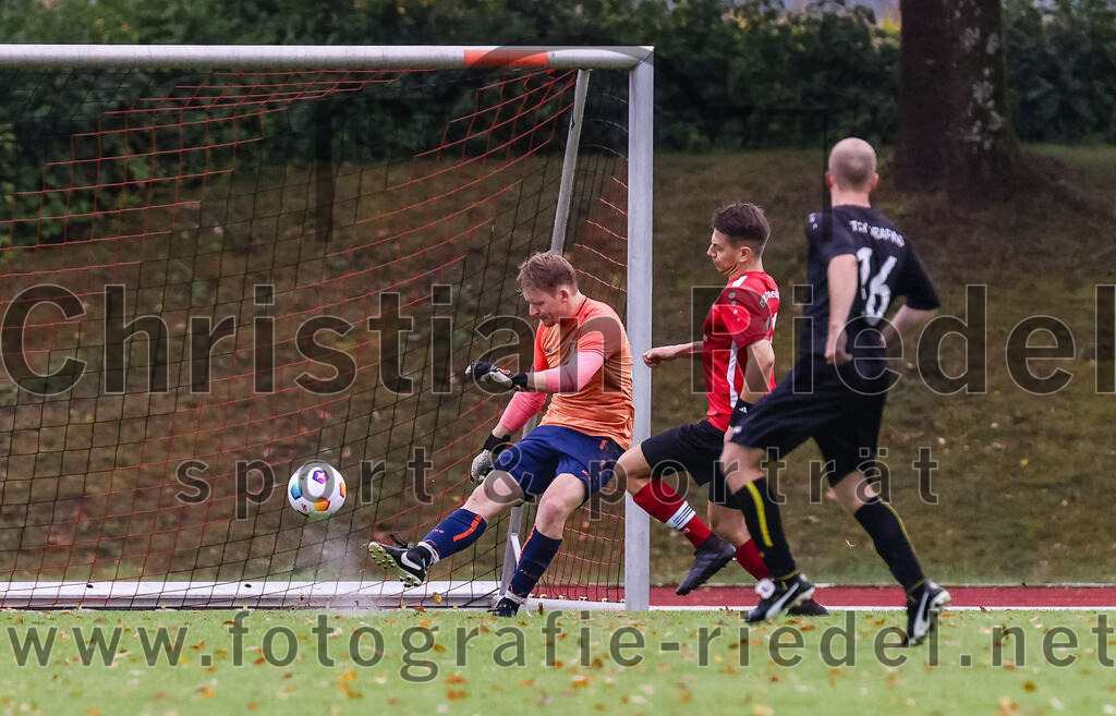 2023-08-27_005_TSV_Zorneding_II_gegen_TSV_Grafing_II | Zorneding, Deutschland, 27.08.2023:
Fußball, A-Klasse 2023 / 2024, 2. Spieltag, TSV Zorneding II gegen TSV Grafing II, Endergebnis: 5:1

Torwart Konstantin Lanzl (TSV Grafing, #22), Dennis Duwel (TSV Zorneding, #11), Marinus Kinzl (TSV Grafing, #16)

Foto: Christian Riedel / fotografie-riedel.net