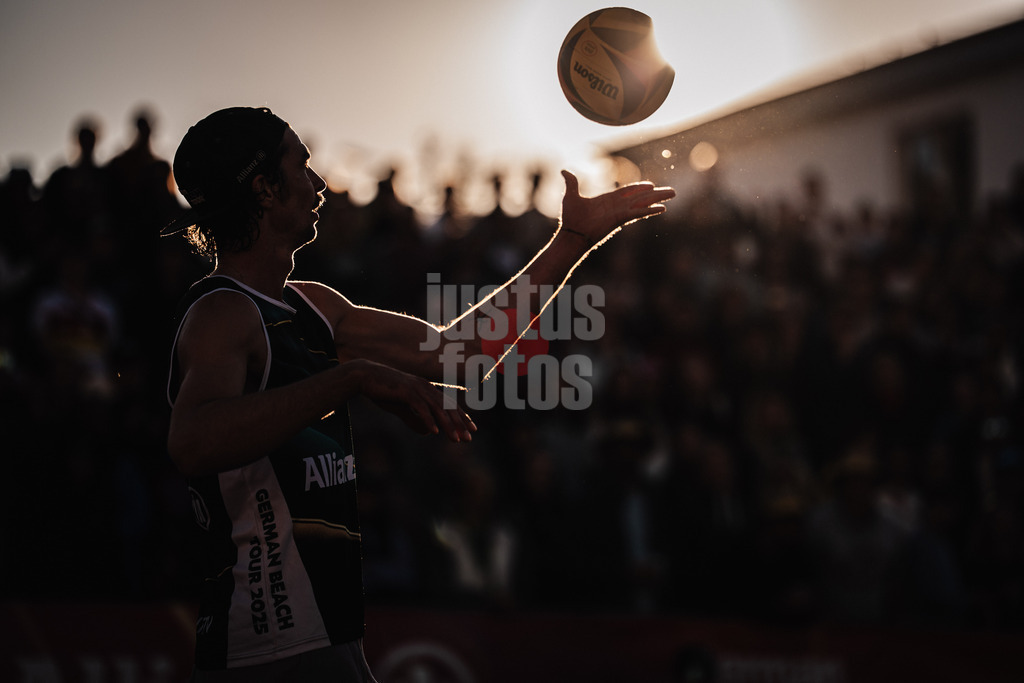 Beachvolleyball | Männer | Allianz German Beach Tour 2025 | Tourstop Berlin | 23.08.2025 | Jannik Kühlborn beim Aufschlag