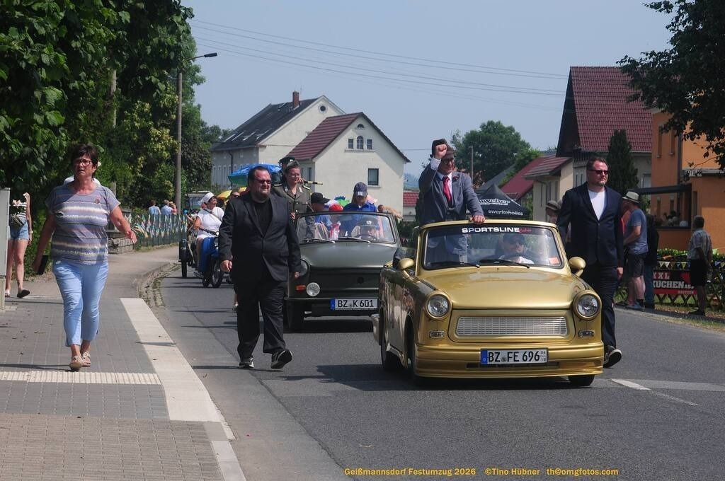 Geißmannsdorf-2026-Festumzug-132 | Festumzug in Geißmannsdorf bei Bischofswerda im Juni 2026. Fotografische Eindrücke und Momentaufnahmen vom Festumzug anläßlich des 800-jährigen Bestehens von Geißmannsdorf - mit Teilnehmern und Gästen, Strohpuppen und geschmückten Vorgärten und Grundstücken - Realisiert mit Pictrs.com
