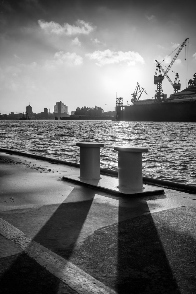 10211013 - Morgens am Hamburger Hafen | Morgenstimmung am Hamburger Hafen mit Blick auf die Elbphilharmonie.