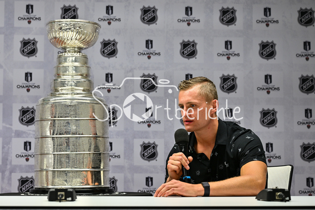 Cup Day | Nico Sturm präsentiert in Augsburg den Stanley Cup, den er bereits zum zweiten mal gewinnen konnte