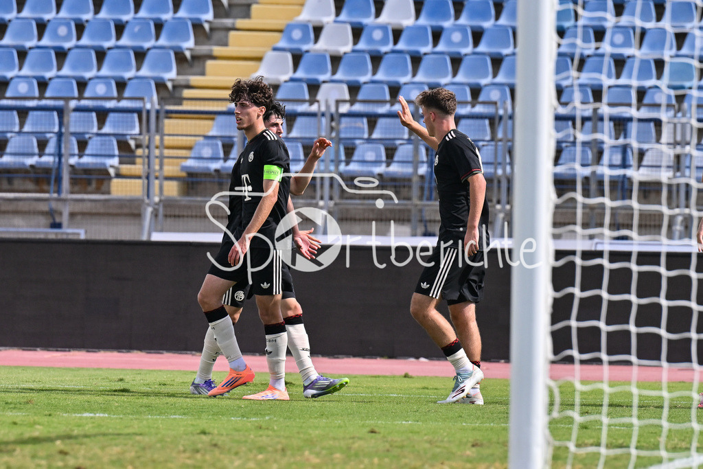 Papohs FC U19 - FC Bayern München U19 | Jubel der Bayern nach dem Treffer zum 0-1 durch Guido DELLA ROVERE (FCB #9) / Tor / Torschuetze / Freude / Happy / UEFA Youth League: Paphos FC U19 - FC Bayern München U19; Stelios Kyriakides Stadium am 30.09.2025