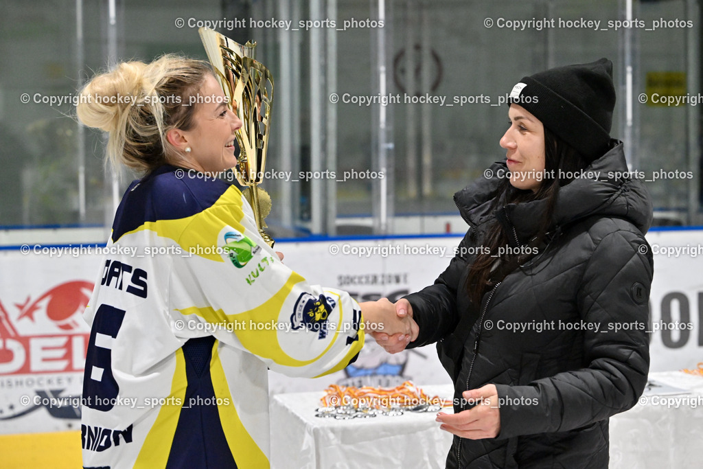 WILDCATS PATERNION & Lady Hawks Siegerehrung-Meisterfeier | #16 Anton Sandra WILDCATS PATERNION, KEHV-Damenreferentin Sabine Huber, Pokalübergabe, WILDCATS PATERNION &amp; Lady Hawks Siegerehrung-Meisterfeier, WILDCATS PATERNION &amp; Lady Hawks Siegerehrung-Meisterfeier am 12.03.2025 in Steindorf (Ossiachersee Halle), Austria, (Photo by Bernd Stefan)