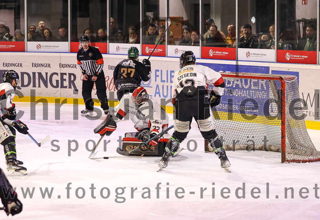 2024-03-15_084_TSV_Erding_gegen_EHC_Koenigsbrunn | Erding, Deutschland, 15.03.2024:
Eishockey, Bayernliga Playoffs 2023 / 2024, 3. Spieltag, TSV Erding gegen EHC Königsbrunn, Endergebnis: 3:4 n. V.

Thomas Matheson (Erding Gladiators, #37), Luca Szegedin (EHC Königsbrunn, #13), Torwart Stefan Vajs (EHC Königsbrunn, #32)

Foto: Christian Riedel / fotografie-riedel.net