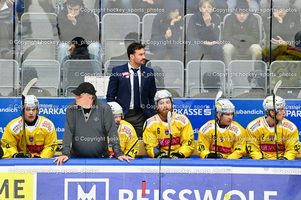 EC IDM WÄRMEPUMPEN VSV vs. Vienna Capitals | Equipment Manager Vienna Capitals Thomas Bardodej, Spielerbank Vienna Capitals, Asisstentcoach Vienna Capitals Rafael Rotter, EC IDM WÄRMEPUMPEN VSV vs. Vienna Capitals, EC IDM WÄRMEPUMPEN VSV vs. Vienna Capitals am 16.11.2025 in Villach (Stadthalle Villach), Austria, (Photo by Bernd Stefan)