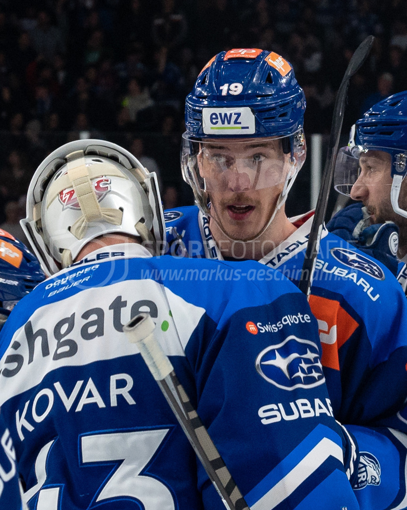 Playoffs: ZSC Lions - EHC Biel-Bienne | 04.04.2022, Zurich, Hallenstadion, Playoffs: ZSC Lions - EHC Biel-Bienne, #19 Reto Schäppi (ZSC) bedankt sich bei #43 Torhüter Jakub Kovar (ZSC). - Realisiert mit Pictrs.com