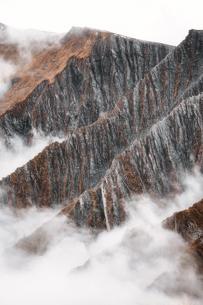Geschichtete Berge | In Fiss-Ladis steigt der Herbst-Nebel bis weit in die Höhe der Berge. - Realisiert mit Pictrs.com