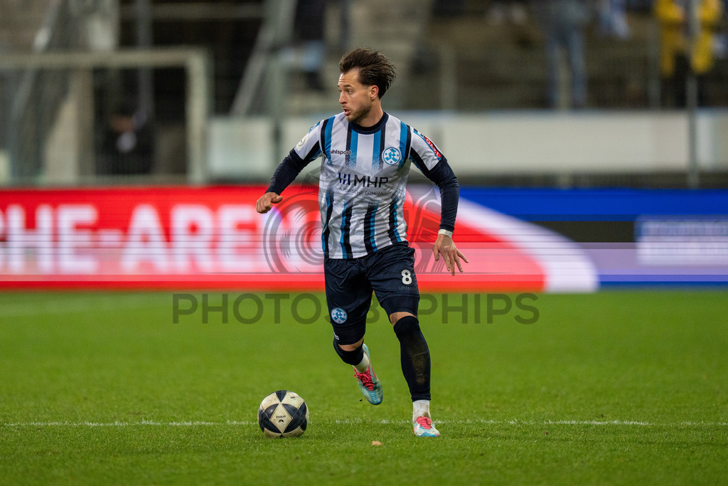 SV Stuttgarter Kickers vs. SGV Freiberg, Fussball, WFV-Pokal, Viertelfinale, 17.03.2026 | David Tomic (SV Stuttgarter Kickers, #08),SV Stuttgarter Kickers vs. SGV Freiberg, Fussball, WFV-Pokal, Viertelfinale, 17.03.2026Foto: photosbyphips/Philip Ziegler