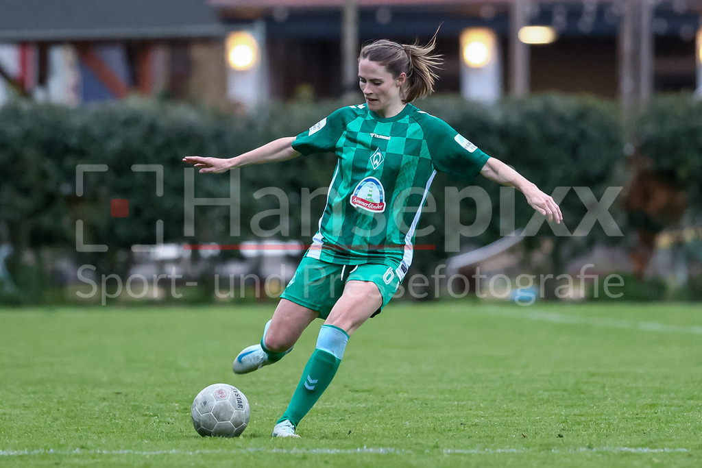 Fussball, Testspiel Frauen, ATS Buntentor - SV Werder Bremen | v.li.: Reena Wichmann (SV Werder Bremen, 6) am Ball, Freisteller, Einzelbild, Ganzkörper, Aktion, Action, Spielszene