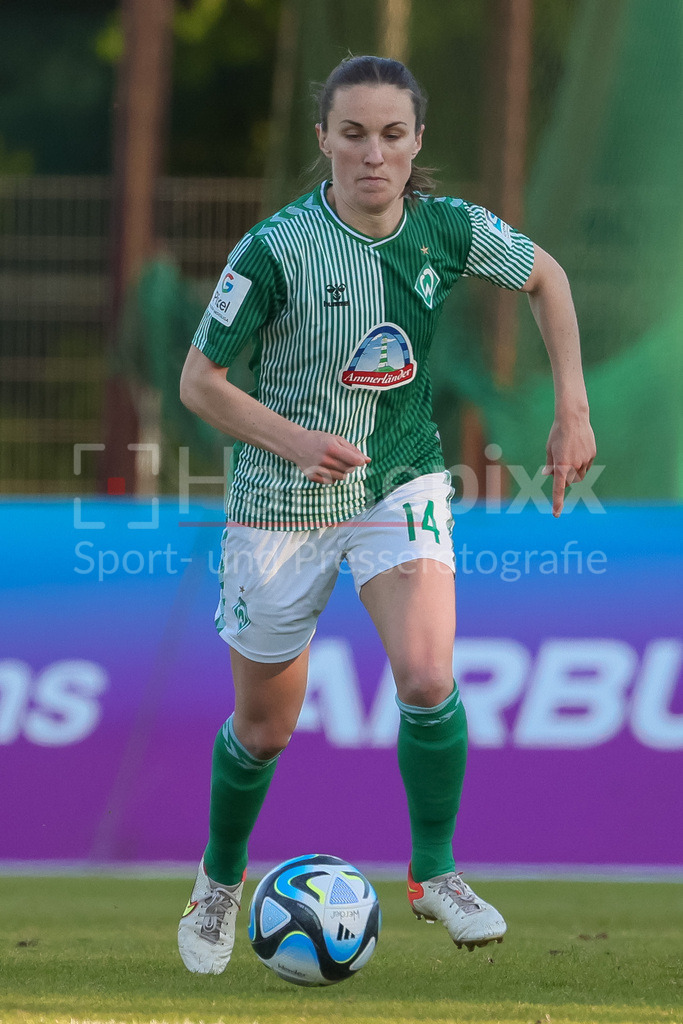 Fussball, Google Pixel Frauen-Bundesliga, SV Werder Bremen - VfL Wolfsburg | v.li.: Michaela Brandenburg (SV Werder Bremen, 14) am Ball, Freisteller, Einzelbild, Ganzkörper, Aktion, Action, Spielszene, DIE DFB-RICHTLINIEN UNTERSAGEN JEGLICHE NUTZUNG VON FOTOS ALS SEQUENZBILDER UND/ODER VIDEOÄHNLICHE FOTOSTRECKEN. DFB REGULATIONS PROHIBIT ANY USE OF PHOTOGRAPHS AS IMAGE SEQUENCES AND/OR QUASI-VIDEO.