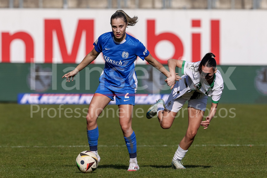 Fussball, 2. Frauen-Bundesliga, SV Meppen - Borussia Mönchengladbach | v.li.: Jenske Steenwijk (SV Meppen, 2) und Miray Cin (Borussia Mönchengladbach, 6) im Zweikampf, Duell, Dynamik, Aktion, Action, Spielszene, DIE DFB-RICHTLINIEN UNTERSAGEN JEGLICHE NUTZUNG VON FOTOS ALS SEQUENZBILDER UND/ODER VIDEOÄHNLICHE FOTOSTRECKEN. DFB REGULATIONS PROHIBIT ANY USE OF PHOTOGRAPHS AS IMAGE SEQUENCES AND/OR QUASI-VIDEO.