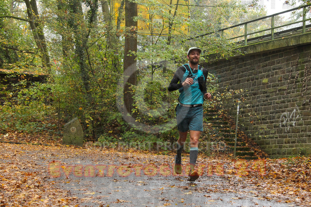 241027_0915_EV4_5534 | Sportfotografie im Rhein-Sieg Kreis, Köln, Bonn, NRW, Rheinland Pfalz, Hessen, etc. Unser Tätigkeitsfeld umfasst den Laufsport vom Volkslauf über den Marathon, Duathlon, Triathon bis zum Ultralauf wie Kölnpfad Ultra oder Schindertrail.