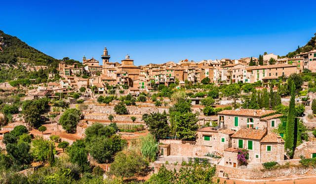 View of Valldemossa village, Majorca Spain, Balearic islands | Idyllic view of Valldemossa, mediterranean village at Spain, Mallorca  - Realisiert mit Pictrs.com