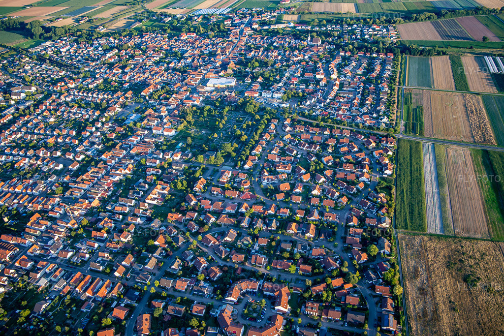 Luftbild: Ortsansicht von Norden in Offenbach an der Queich im Bundesland Rheinland-Pfalz in Deutschland. Foto: IMG_137655.jpg vom 10.08.2023 durch Werner Riehm/FLY-FOTO.de