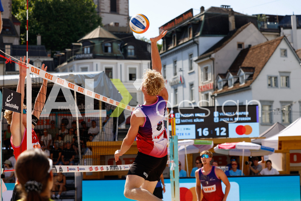 Obi BeachTour 2026 - Basel | BASEL, SWITZERLAND - JULY 17: JACOB HEJLSVIG PETERSEN (DEN) attack / spike during the Obi BeachTour 2026 match between BREER / KÄLIN (SUI) and NAPIER / PETERSEN (DEN) at Barfüsserplatz on July 17, 2026 in Basel, Switzerland. - Realisiert mit Pictrs.com