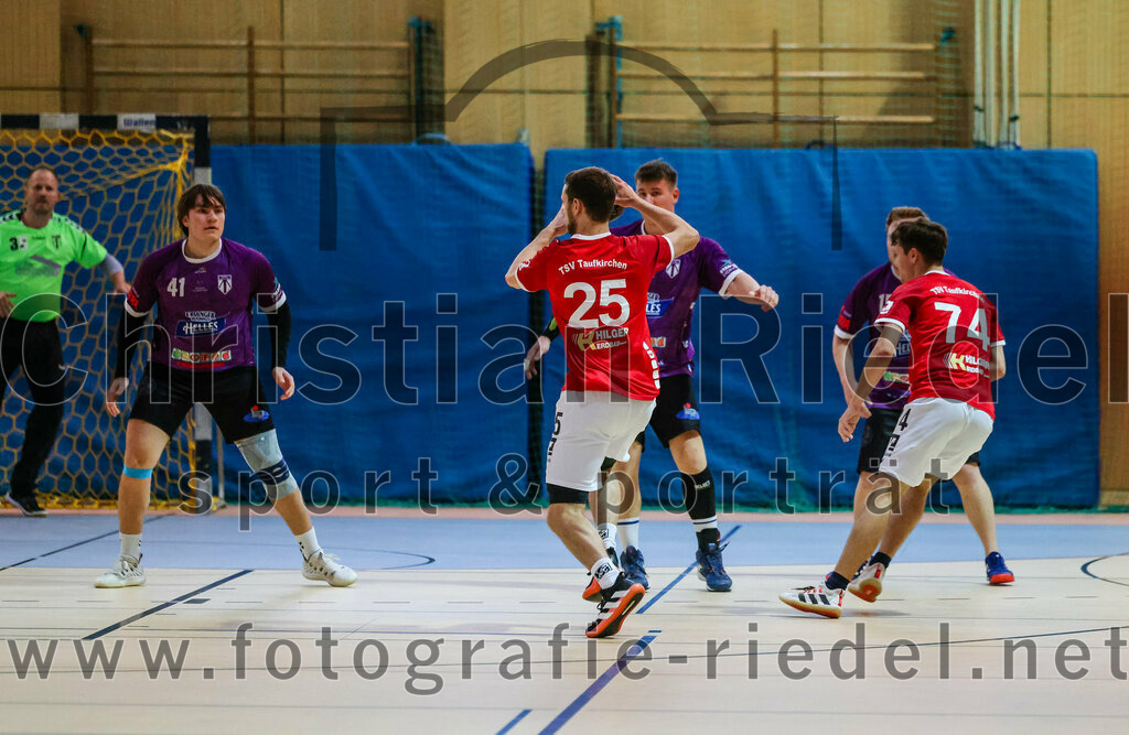 2023-10-21_019_SpVgg_Altenerding_III_gegen_TSV_Taufkirchen-Vils | Erding, Deutschland, 21.10.2023:
Handball, Bezirksklasse Männer Staffel Ost 2023 / 2024, 4. Spieltag, SpVgg Altenerding III gegen TSV Taufkirchen/Vils, Endergebnis: 27:32

Kilian Jödecke (SpVgg Altenerding, #41), Christoph Huber (TSV Taufkirchen/Vils, #25), Julian Mühlenbeck (TSV Taufkirchen/Vils, #74)

Foto: Christian Riedel / fotografie-riedel.net