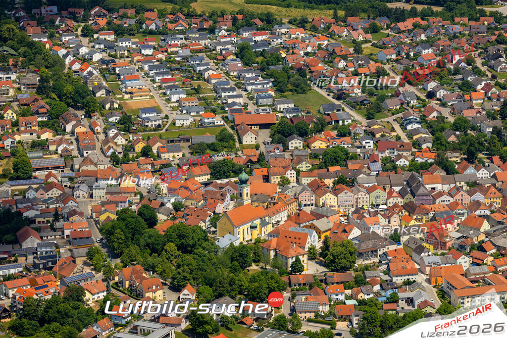 Das Luftbild zeigt : Altstadt Hemau - Die Luftaufnahme wurde 2023 vom UL-Flugzeug aus erstellt ( keine Drohne ) - Hochauflösende Luftaufnahme - Für grossformatige Ausdrucke geeignet. Die Geschenkidee !Mit Lizenz und Bildrechte bestellbar