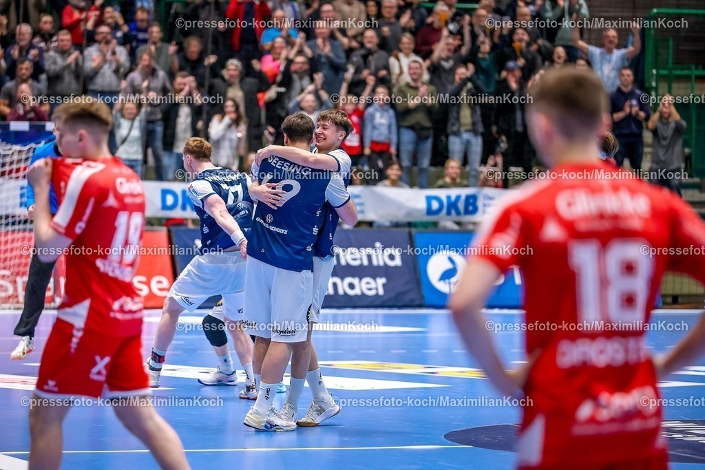 BHC18122501151 | 18.12.2025, Handball, Viertelfinale DHB-Pokal, Bergischer HC - MT Melsungen, Unihalle Wuppertal: Der BHC Feiert den 30:23 Sieg gegen Melsungen und freut sich über den EInzug ins Final4 Halbfinale in Köln. Aron Seesing (BHC #49) und Soeren Steinhaus (BHC #53) liegen sich in den Armen neben Reynir Stefansson (Melsungen #19) und Florian Drosten (Melsungen #18) Enttäuscht  