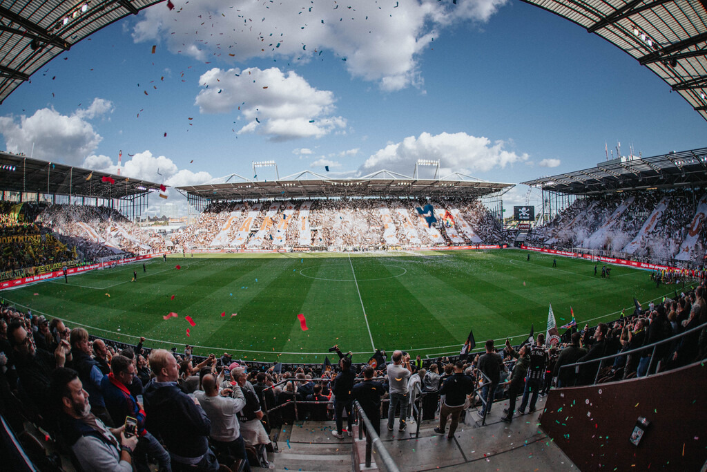 IMG_7522 | Der offizielle Shop für FC St. Pauli Fotos. Wähle aus Spielszenen & Fanmomenten dein FCSP Wunschformat. Wir liefern Millerntor-Atmosphäre.