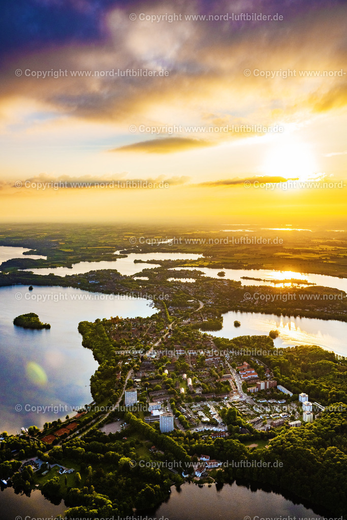 Plön_Plöner_See_Sonnenuntergang_ELS_9335030622 | PLöN 03.06.2022 Uferbereichs- Landschaft am Gebiet der Seenkette des Plöner Sees in Plön in der Holsteinischen Schweiz im Bundesland Schleswig-Holstein, Deutschland. Weiterführende Informationen bei: Fielmann Akademie Schloss Plön,  Plöner Motorschifffahrt GmbH,  Zweckverband Tourismuszentrale Holsteinische Schweiz. // Riparian landscape in the area of a??a??the chain of lakes Ploener See in Ploen in Holstein Switzerland in the state Schleswig-Holstein, Germany. Further information at: Fielmann Akademie Schloss Ploen,  Ploener Motorschifffahrt GmbH,  Zweckverband Tourismuszentrale Holsteinische Schweiz. Foto: Martin Elsen