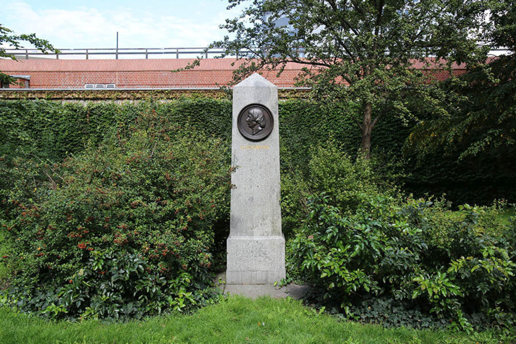 Robert-Schumann-Denkmal | Das Team hinter BILDLEXIKON LEIPZIG bündelt historische wie aktuelle Informationen über die Stadt Leipzig in Text und Bild auf einer Plattform und stellt diese der interessierten Öffentlichkeit zur Verfügung.