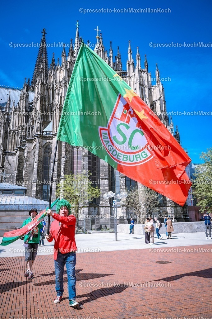 xSSCx18042601068 | 18.04.2026, xsscx, Handball, DHB-Pokal Lidl Final4, Saison 2025 / 2026 Herren, Lanxess Arena, Köln: Fans beim Fanmarsch des SC Magdeburg vor dem Kölner Dom Photo: xSandraxScherningxPressefotoKochx