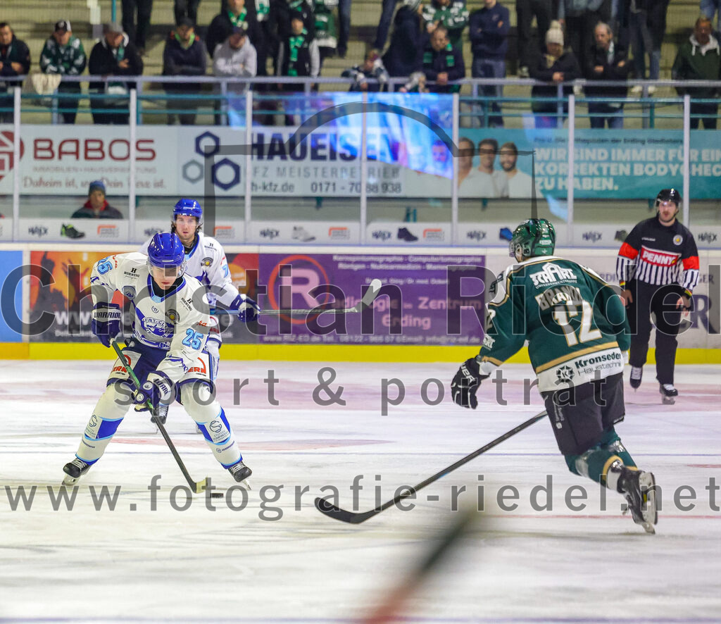 2025-09-26_109_TSV_Erding_gegen_SC_Riessersee | Erding, Deutschland, 26.09.2025:Eishockey, Oberliga Süd 2025 / 2026, 3. Spieltag, TSV Erding gegen SC Riessersee, Endergebnis: 3:5Lenny Elwing (SC Riessersee, #25), Thomas Brandl (Erding Gladiators, #12)Foto: Christian Riedel / fotografie-riedel.net