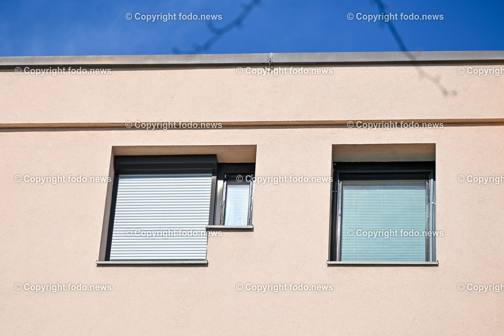 Linz_ Industriezeile 4_ 03.03.2024-8 | 02.03.2024, Linz, AUT, Linz, im Bild Industriezeile 4, Gebaeude, Haus, Unglueckswohnung oberstes Stockwerk, Fenster