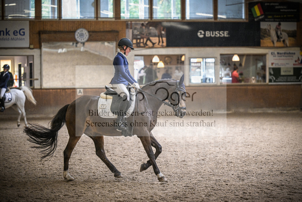 DOS_1435 | Entdecke hochwertige Reitturnierfotos von Foto Oger. Professionell, emotional und authentisch – jetzt Lieblingsmomente im Shop bestellen.Deutschlandweite Turnierfotografie. - Realisiert mit Pictrs.com