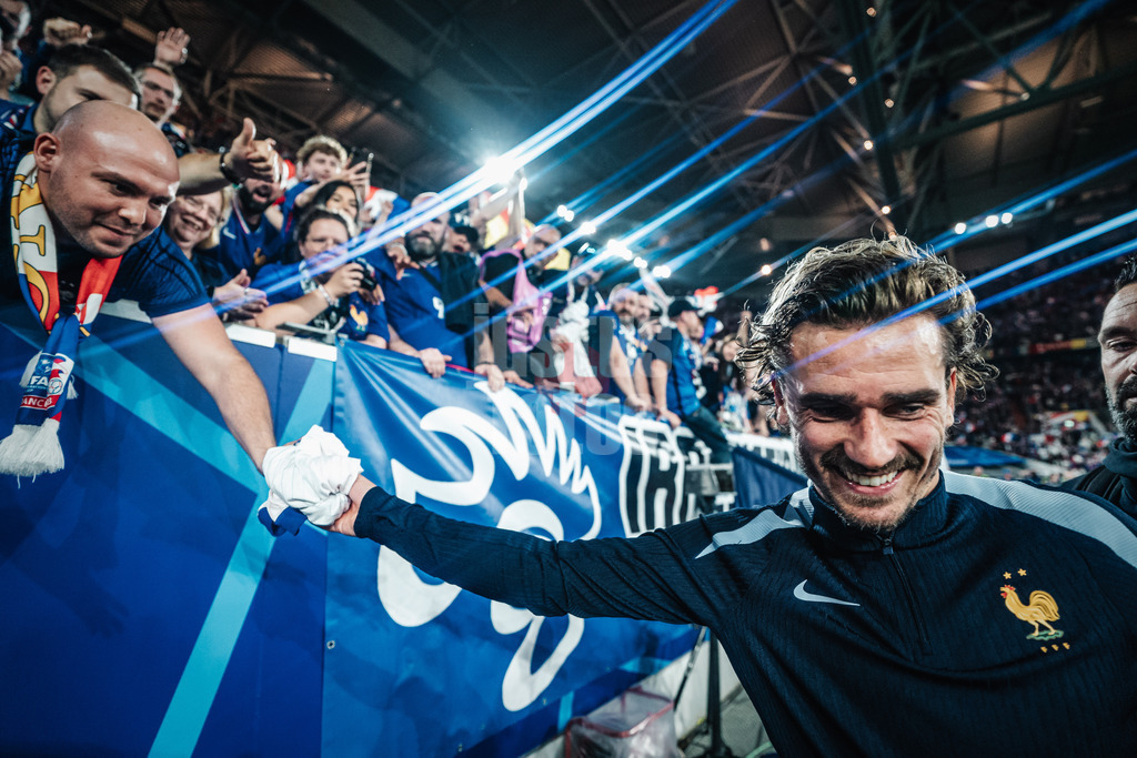 Fußball | Herren | UEFA-Fußball-Europameisterschaft 2024 | Gruppe D | Österreich vs. Frankreich | 17.06.2024 | Antoine Griezmann (#7, Frankreich) verschenkt sein Trikot nach dem Spiel