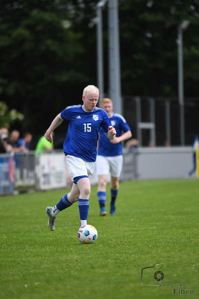 1. FC Nordenham-SV GOTANO | Kreispokal Finale Jade-Weser-Hunte 1. Mannschaften; 1.FC Nordenham (weiß)-SV GOTANO (blau) am 15.06.2025 in Rastede (Sportanlage Köttersweg), Photo: Philip Eiben 2025 - Realisiert mit Pictrs.com