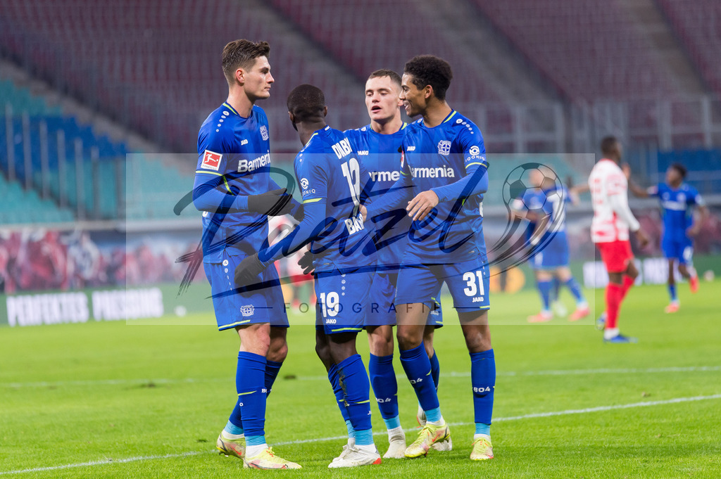 RBLLEV20211128_047 | Fussball, Herren: Moussa Diaby (Bayer 04 Leverkusen) Torjubel, jubelt mit seiner Mannschaft nach dem Treffer zum 0:2 bei dem Spiel der 1. Bundesliga zwischen RB Leipzig und Bayer 04 Leverkusen in der Red Bull Arena am 28.11.2021 in Leipzig, Deutschland.DFB / DFL REGULATIONS PROHIBIT ANY USE OF PHOTOGRAPHS AS IMAGE SEQUENCES AND/OR QUASI-VIDEO. - Realisiert mit Pictrs.com