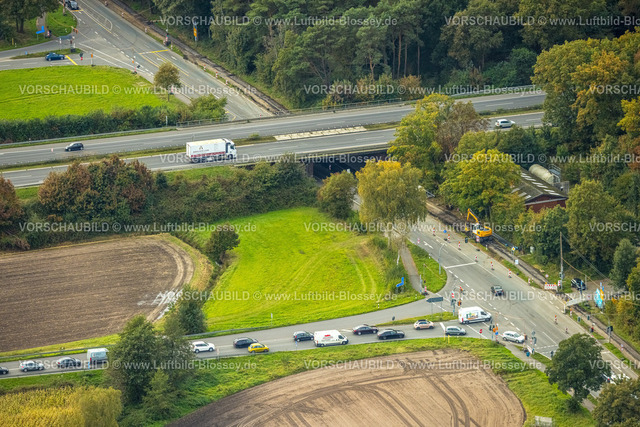 Huenxe241009730 | Luftbild, Straßenverkehr Weseler Straße mit Autobahn-Zubringer und Autobahnbrücke der Autobahn A3, Park und Ride Parkplatz, Baustelle am Fußweg, Hünxe, Niederrhein, Nordrhein-Westfalen, Deutschland