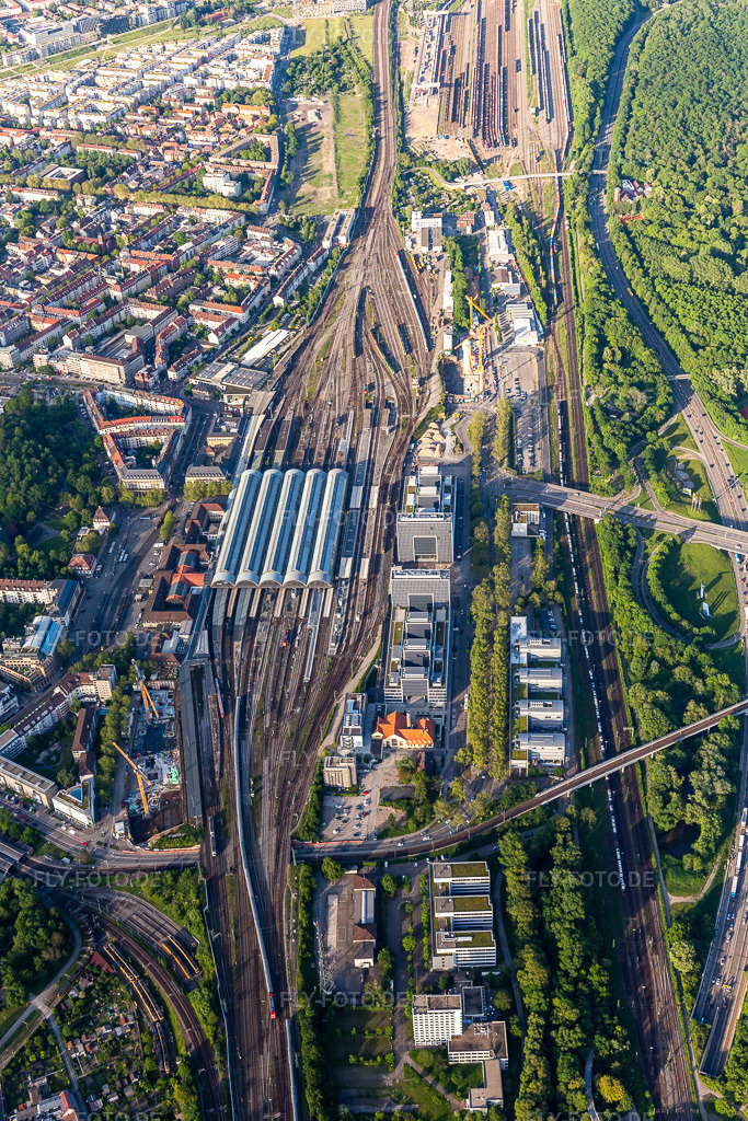 Luftbild: Hauptbahnhof Karlsruhe im Ortsteil Südweststadt in Karlsruhe im Bundesland Baden-Württemberg in Deutschland. Foto: IMG_126882.jpg vom 28.05.2021 durch Werner Riehm/FLY-FOTO.de