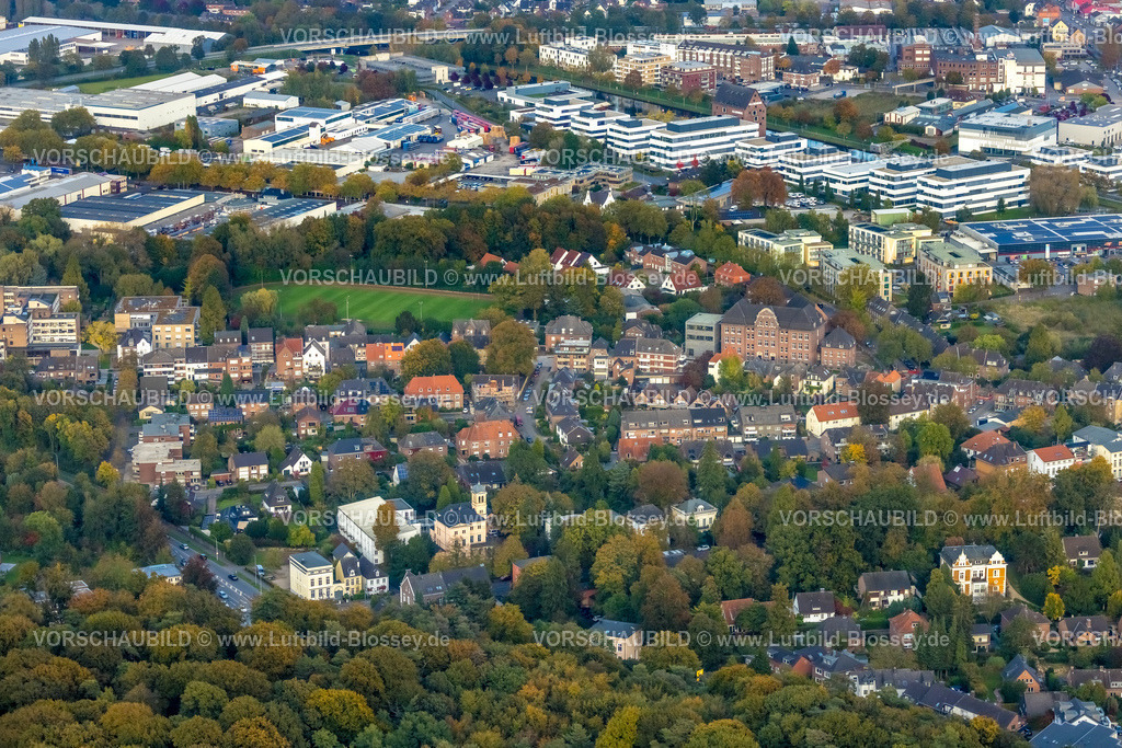 Kleve241014914 | Luftbild, unten Villa newcare home Kleve Seniorenresidenz Zum Tiergarten, Fußballstadion VfL Merkur 95 e.V. Kleve und Montessorischule der Stadt Kleve, hinten die Hochschule Rhein-Waal, Campus Kleve, Kleve, Niederrhein, Nordrhein-Westfalen, Deutschland