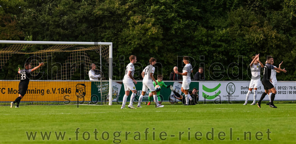 2023-08-08_124_FC_Moosinning_gegen_FC_Langengeisling | Moosinning, Deutschland, 08.08.2023:
Fußball, Bezirksliga Oberbayern Ost 2023 / 2024, 3. Spieltag, FC Moosinning gegen FC Langengeisling, Endergebnis: 0:4

Hannes Dornauer (FC Langengeisling, #33), Mats Behrens (FC Moosinning, #16), Christian Reiser (FC Moosinning, #17), David Auerweck (FC Moosinning, #26), Florian Rupprecht (FC Langengeisling, #39)

Foto: Christian Riedel / fotografie-riedel.net