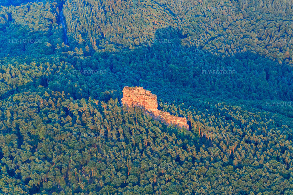 Luftbild: Asselstein von Westen in Wernersberg im Bundesland Rheinland-Pfalz in Deutschland. Foto: IMG_109275.jpg vom 27.07.2018 durch Werner Riehm/FLY-FOTO.de