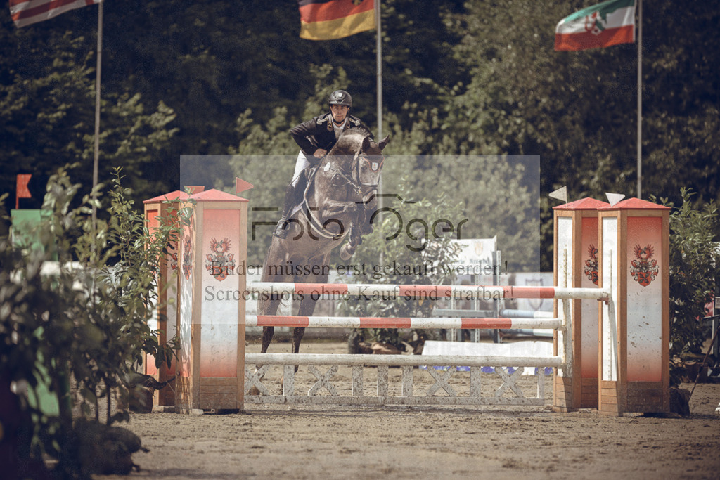 20240530-DOS_1626 | Entdecke hochwertige Reitturnierfotos von Foto Oger. Professionell, emotional und authentisch – jetzt Lieblingsmomente im Shop bestellen.Deutschlandweite Turnierfotografie. - Realisiert mit Pictrs.com