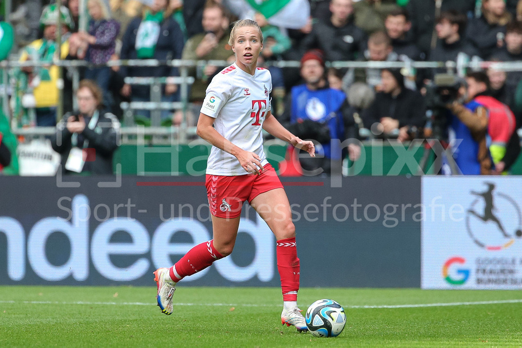 Fussball, Google Pixel Frauen-Bundesliga, SV Werder Bremen - 1. FC Köln | v.li.: Celina Degen (1. FC Köln, 5) am Ball, Einzelbild, Ganzkörper, Aktion, Action, Spielszene, DIE DFB-RICHTLINIEN UNTERSAGEN JEGLICHE NUTZUNG VON FOTOS ALS SEQUENZBILDER UND/ODER VIDEOÄHNLICHE FOTOSTRECKEN. DFB REGULATIONS PROHIBIT ANY USE OF PHOTOGRAPHS AS IMAGE SEQUENCES AND/OR QUASI-VIDEO.