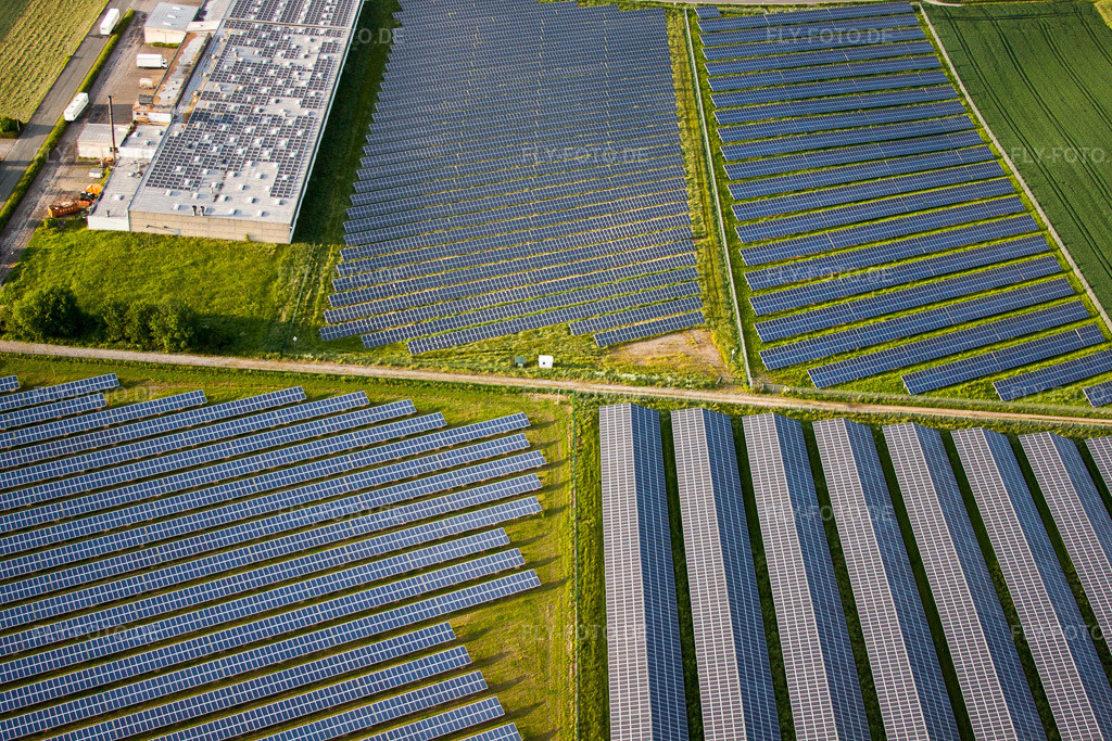 Luftbild: Panelreihen der Photovoltaikanlage und Solarpark bzw. Solarkraftwerk im Ortsteil Bredenborn in Marienmünster im Bundesland Nordrhein-Westfalen in Deutschland. Foto: IMG_65486.jpg vom 24.05.2014 durch Werner Riehm/FLY-FOTO.de