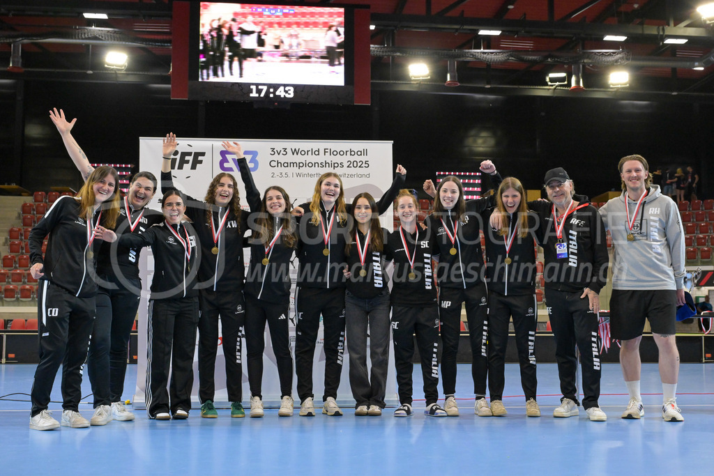 3v3 World Floorball Championships 2025 - Medal Ceremony | Team Italy wins the B final, during 3v3 World Floorball Championships 2025, Switzerland: 03.05.2025, Winterthur, AXA ArenaEvent page: <a href="https://www.u19wfc2025.ch/">www.u19wfc2025.ch</a>Credit: Markus Aeschimann, <a href="https://markus-aeschimann.ch">markus-aeschimann.ch</a>Instagram: <a href="https://instagram.com/sportfotografie.aeschimann">@sportfotografie.aeschimann</a> - Realisiert mit Pictrs.com
