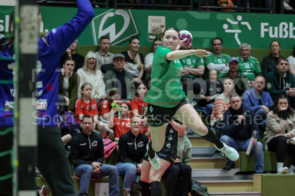 Handball, 2. Bundesliga Frauen, SV Werder Bremen - HL Buchholz 08-Rosengarten | v.li.: Mara Birk (SV Werder Bremen, 74) beim Wurf, am Ball, Spielszene, Aktion, Action